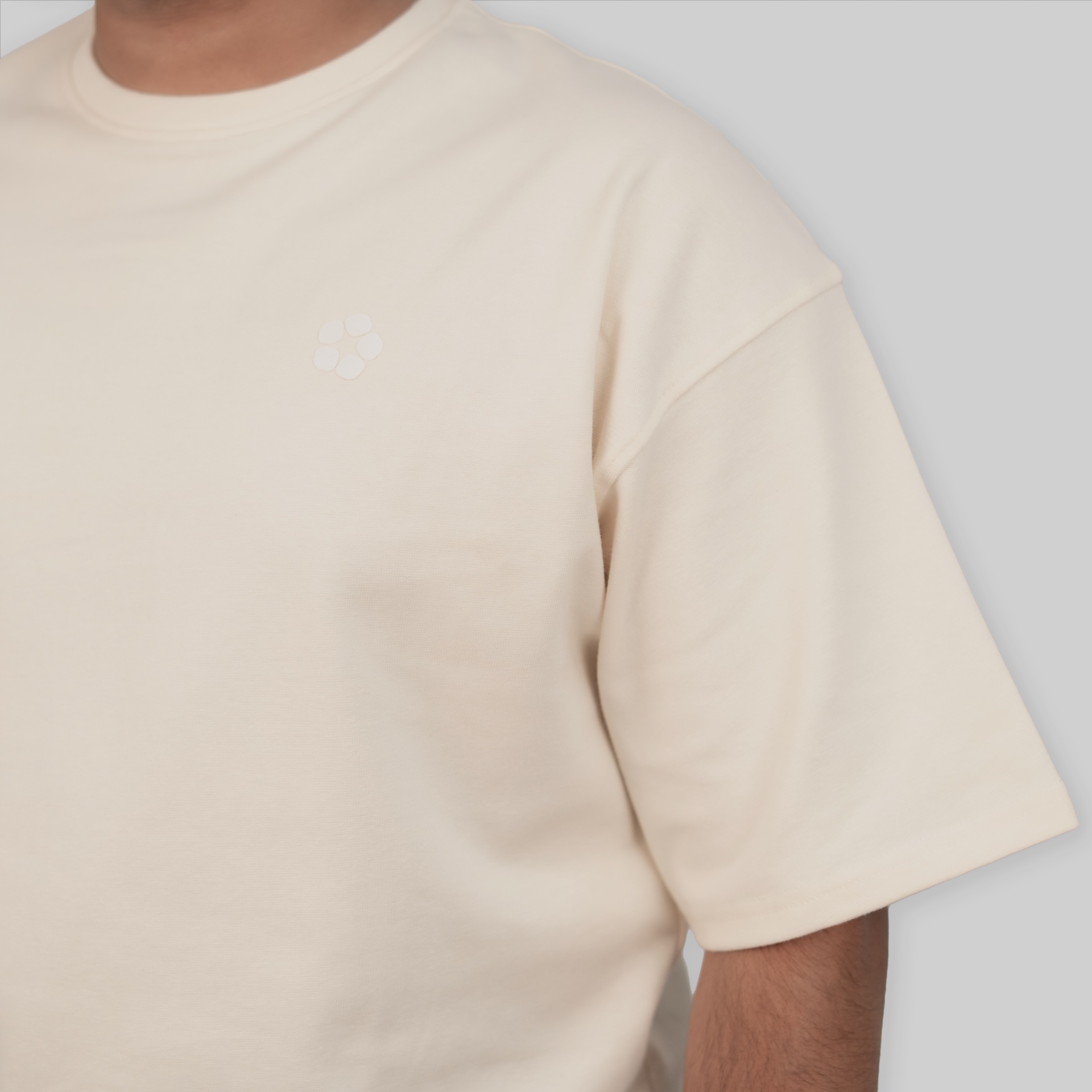 Man wearing Comfiq Sand Linen Trousers sitting relaxed