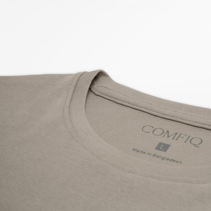 Man wearing Comfiq Sand Linen Trousers sitting relaxed